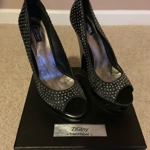 Never been worn women’s ZIGI black label shoe.